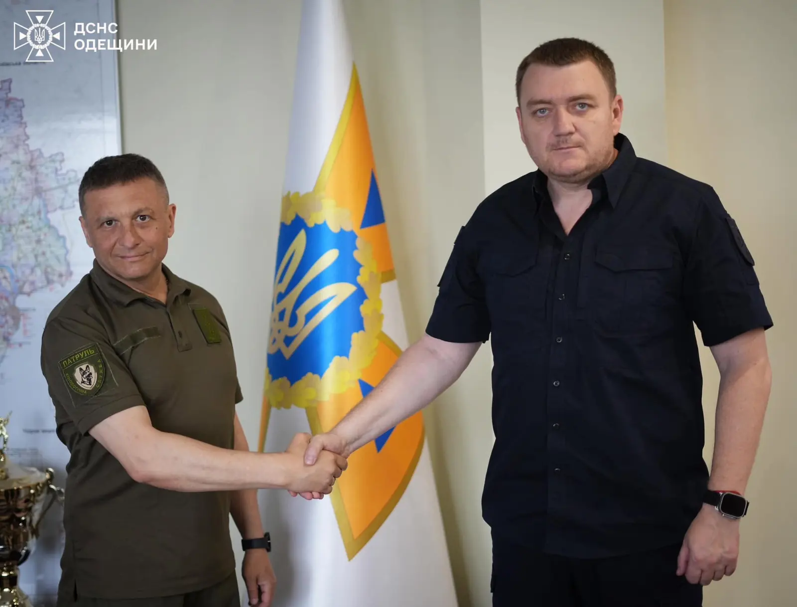 Олег Радомысльский и представитель ДСНС на встрече по сотрудничеству