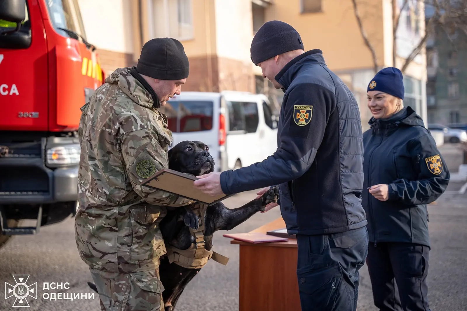 Вручение благодарности Олесю Червоному и Таре.