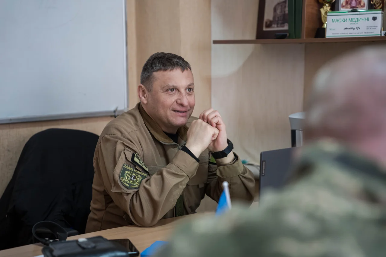 Студенты и преподаватель во время обучения в школе