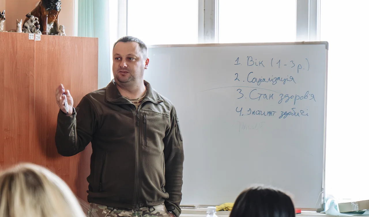 Преподаватель школы объясняет материал у доски